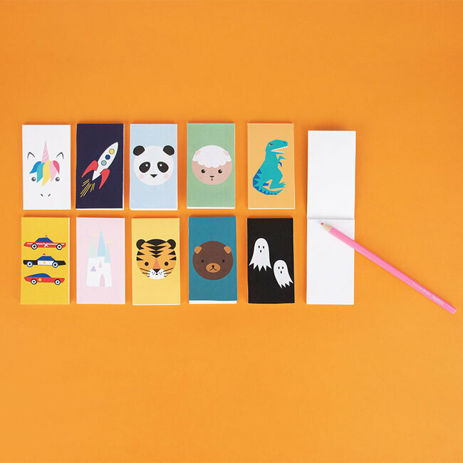 Dez cadernos coloridos com desenhos divertidos dispostos sobre fundo laranja, com lápis cor-de-rosa ao lado de um caderno aberto branco.