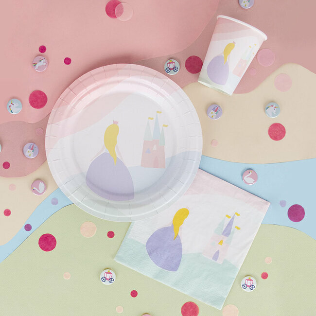 Conjunto de festa com prato, copo e guardanapo decorados com princesa e castelo em tons pastel