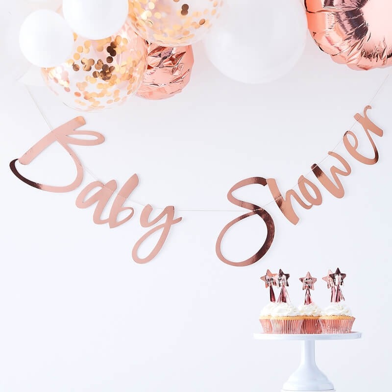 Decoração para festa Baby Shower com letras metálicas rosa, balões e cupcakes