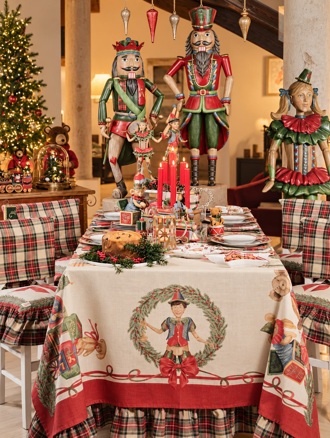 Mesa de jantar com decoração natalícia, toalha de mesa com personagens, velas vermelhas e cadeiras com padrão xadrez.