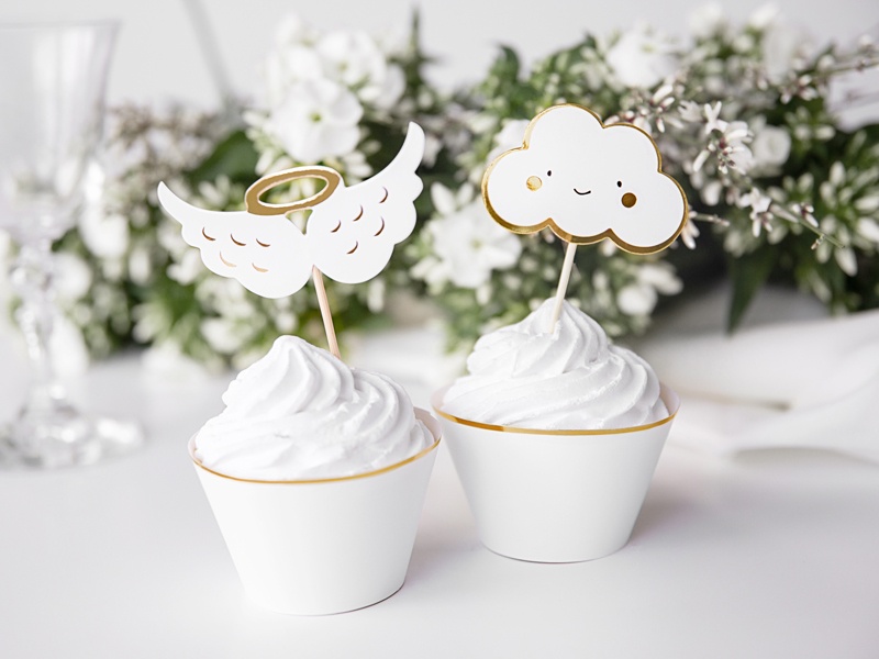 Dois cupcakes com decoração de asas de anjo e nuvem sorridente