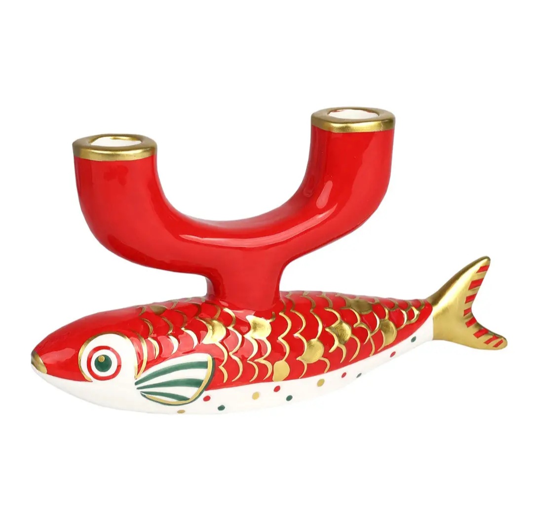 Castical em forma de peixe vermelho com detalhes dourados para duas velas