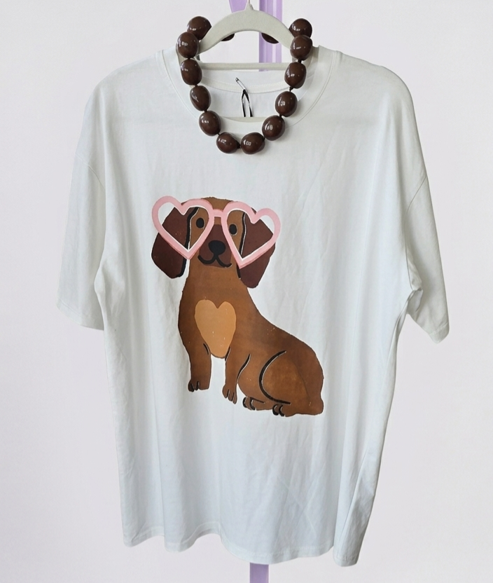 T-shirt branca com estampa de cão castanho e colar de bolas castanhas