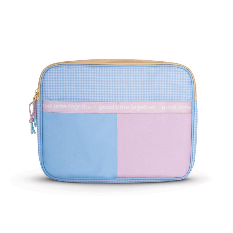 Bolsa retangular azul claro e rosa com padrão quadriculado e texto decorativo