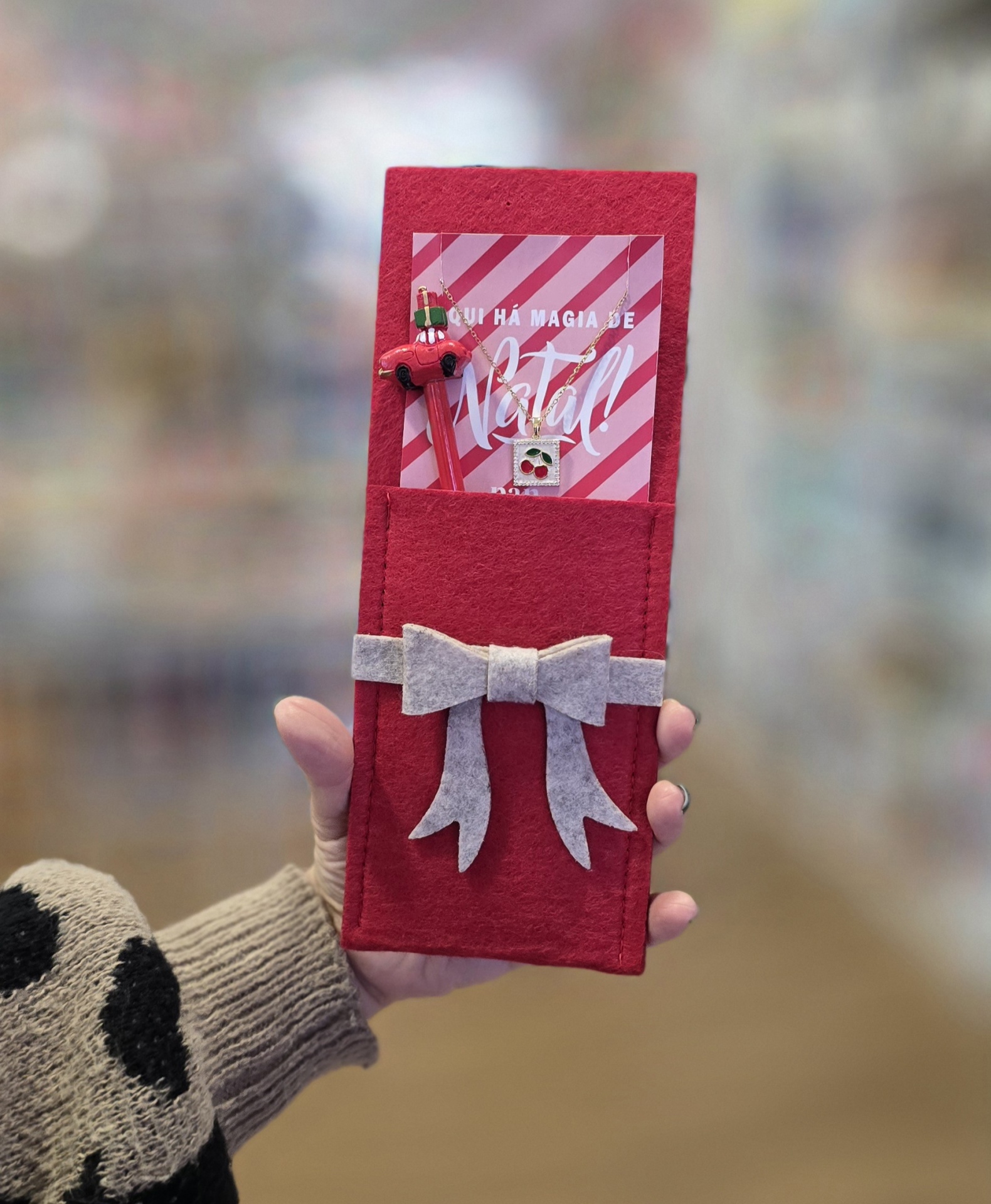 Estojo vermelho com colar, caneta e cartão de Natal