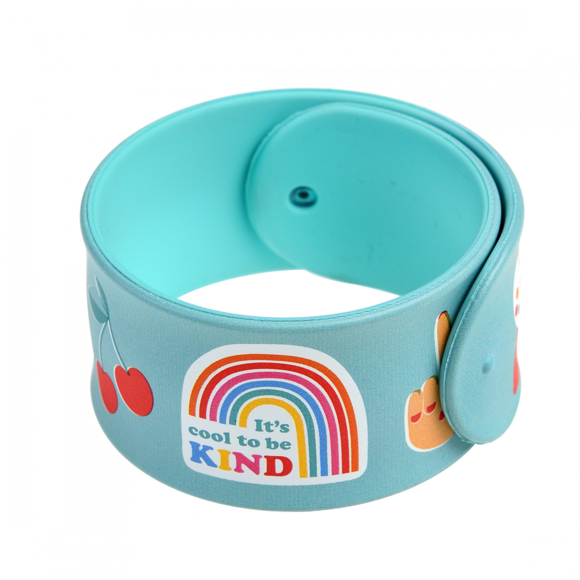 Pulseira azul clara com desenhos de cerejas, arco-íris e texto 'It's cool to be KIND'.