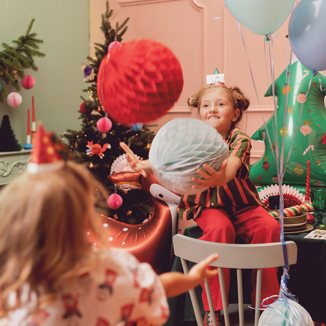 Festa infantil com meninas e decoração natalina colorida