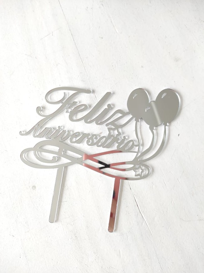 Topo para bolo prata em acrílico com a frase 'Feliz aniversario' e dois balões
