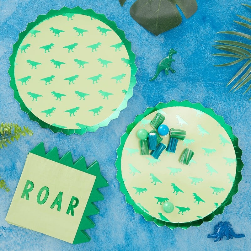 Pratos e guardanapo verde claro com padrão de dinossauros verdes e texto ROAR