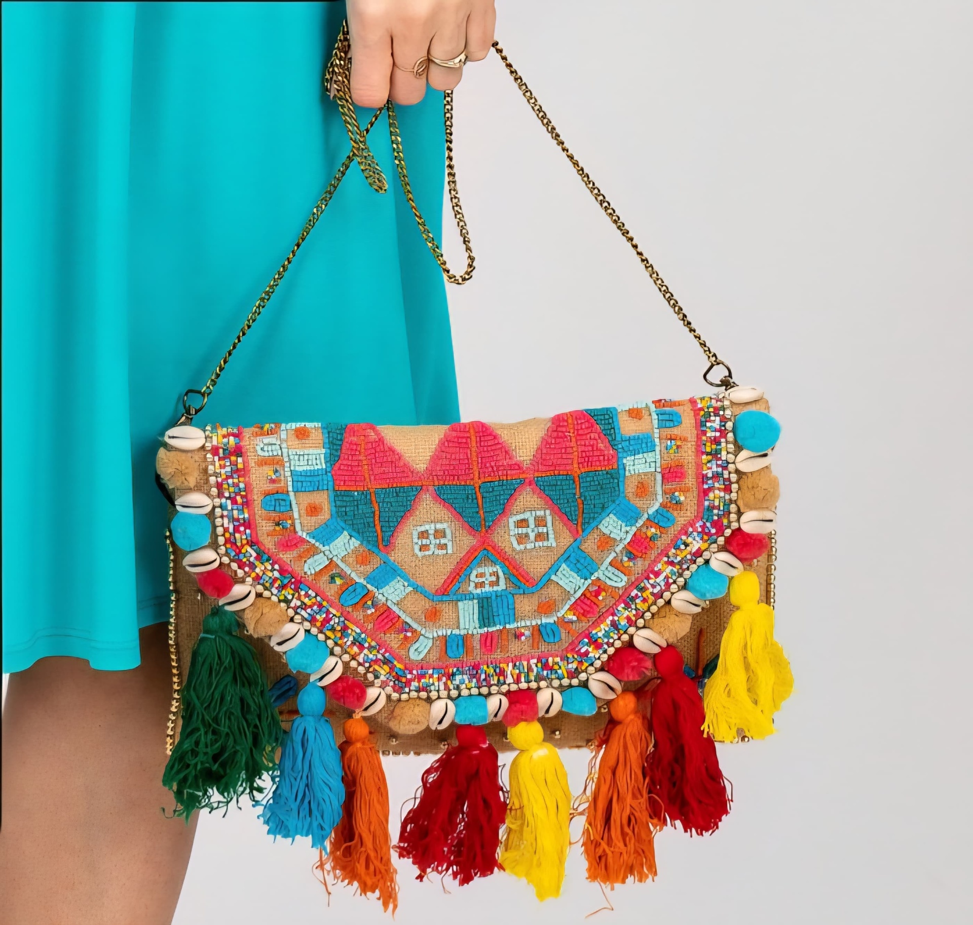 Mala de mão colorida com franjas e padrão geométrico em tecido