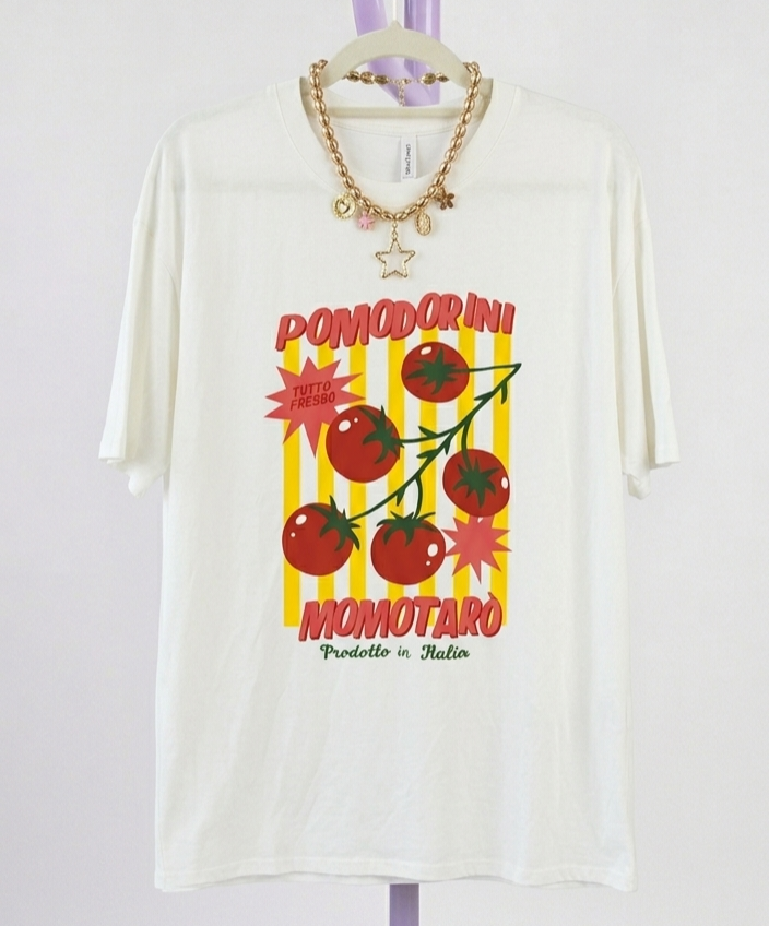 T-shirt branca com estampa colorida de tomates e texto em italiano