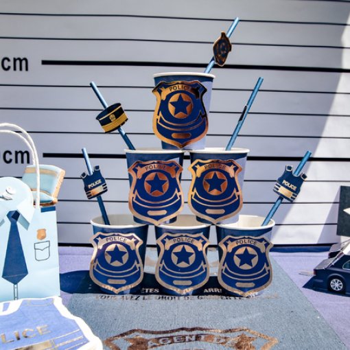 Copos de papel azuis com design de distintivo de polícia e canudos azuis