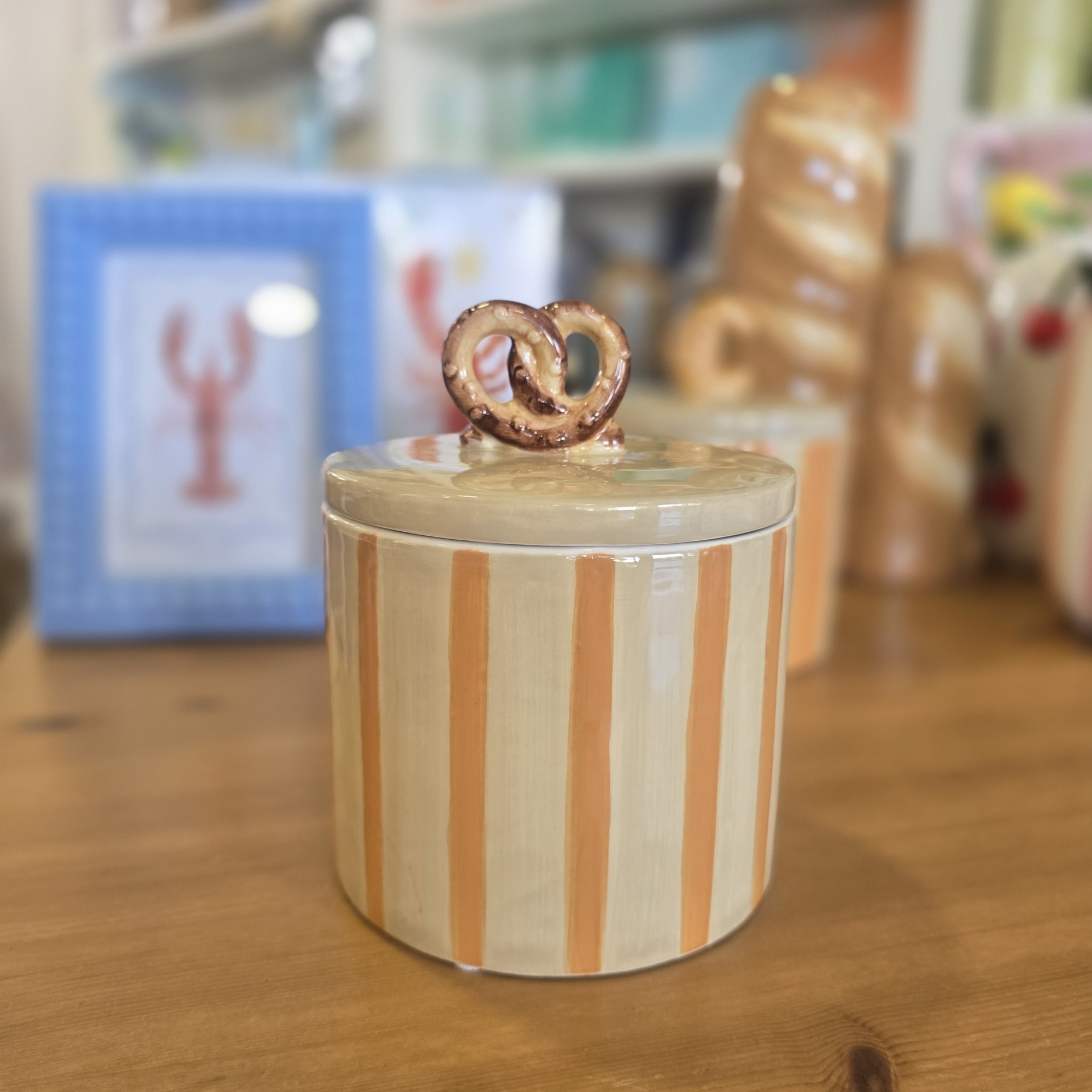 Pote de cerâmica listrado com tampa decorada com pretzel