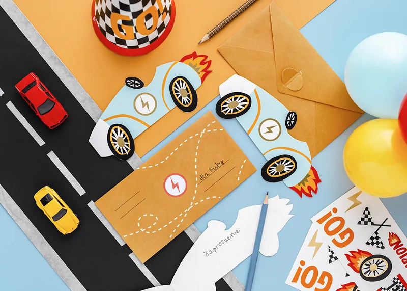 Convites de festa em forma de carro com envelope castanho e autocolantes coloridos