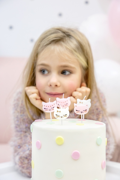 bolo branco com bolas coloridas pastel e velas de gatos
