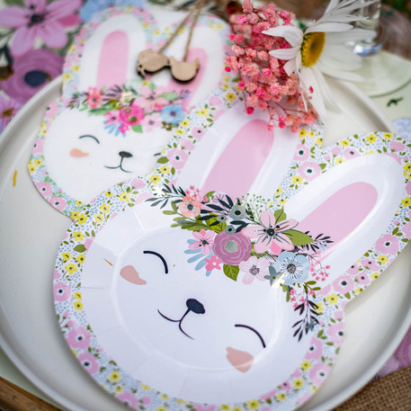 Pratos descartáveis em papel com formato e decoração de coelho sorridente e flores