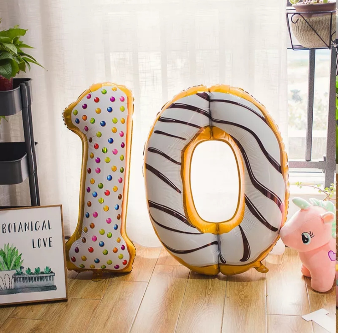 Balões numéricos decorados e decoração ao lado
