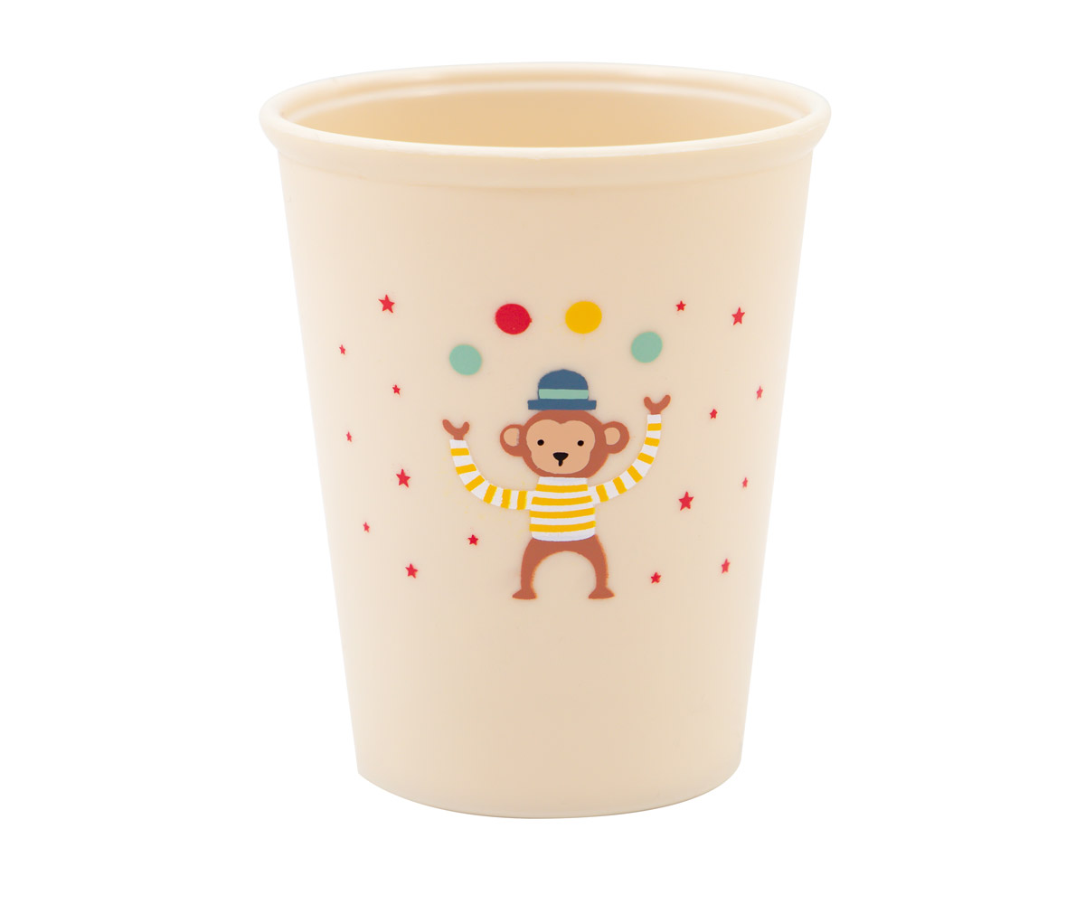 Copo de plástico bege com desenho de macaco a fazer malabarismo
