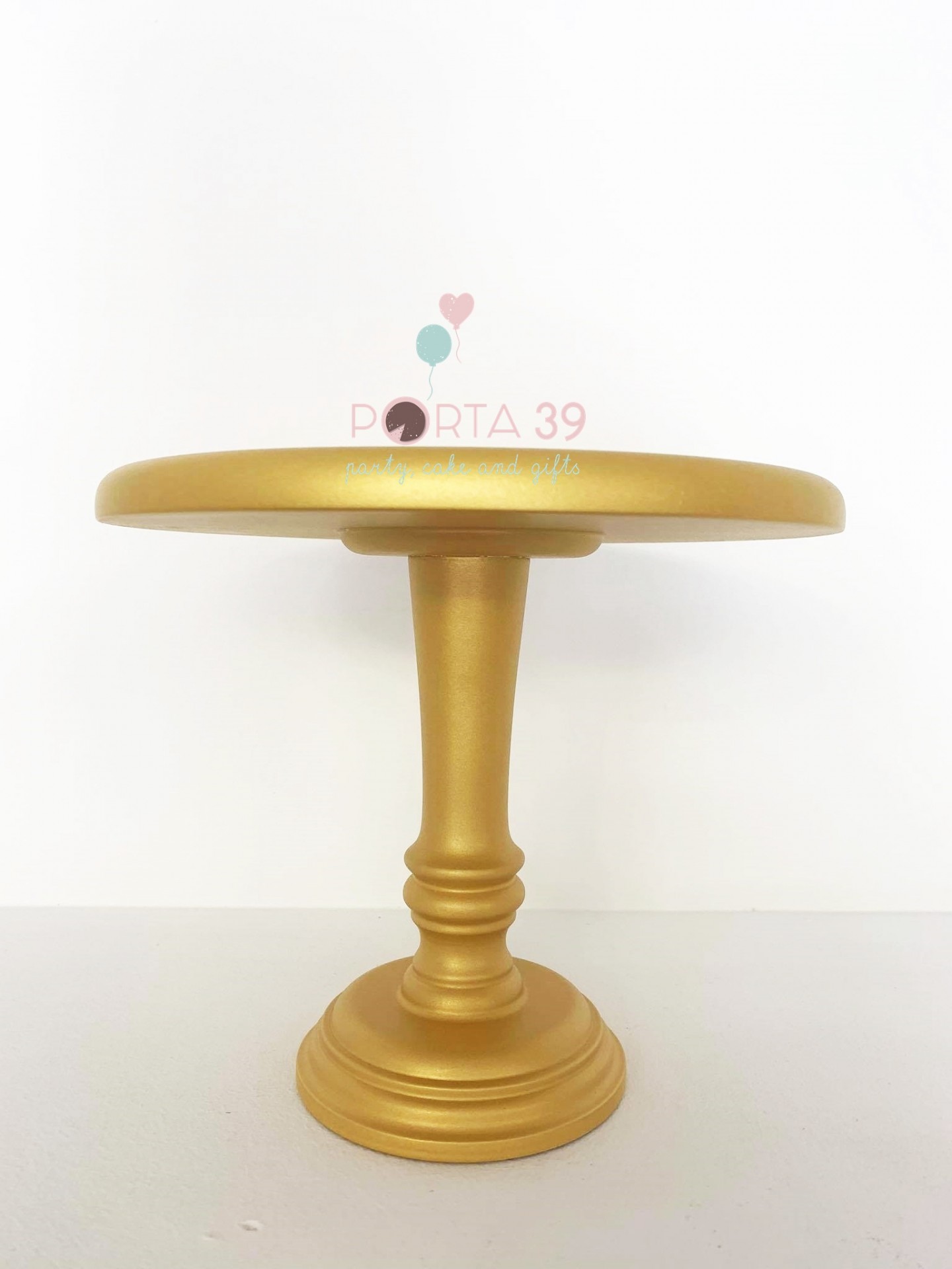 Mesa de bolo redonda dourada com base central detalhada