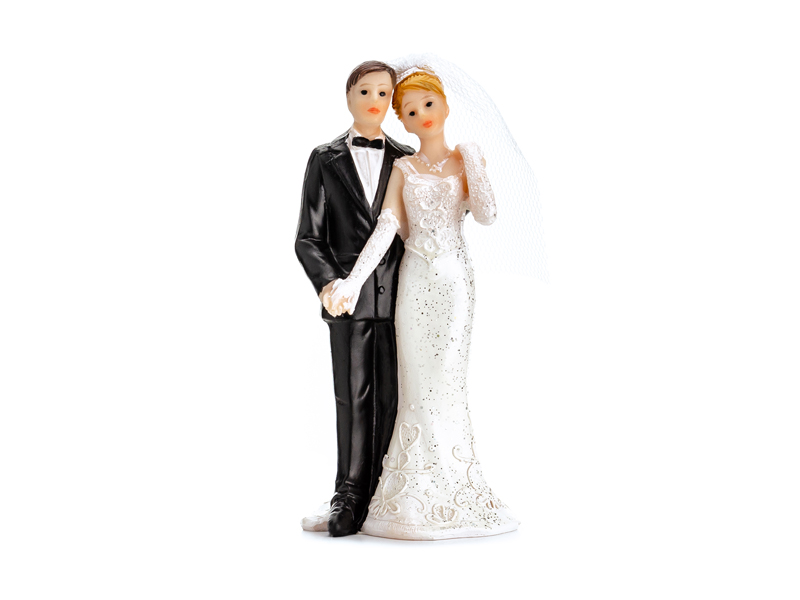 Figura decorativa de bolo de casamento com noivo em fato preto e noiva em vestido branco com véu