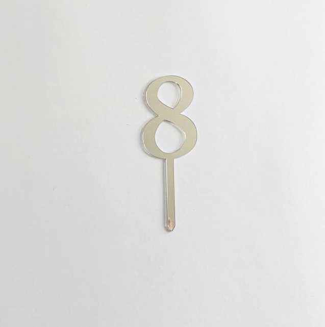 Número 8 em metal prateado com acabamento espelhado sobre fundo branco