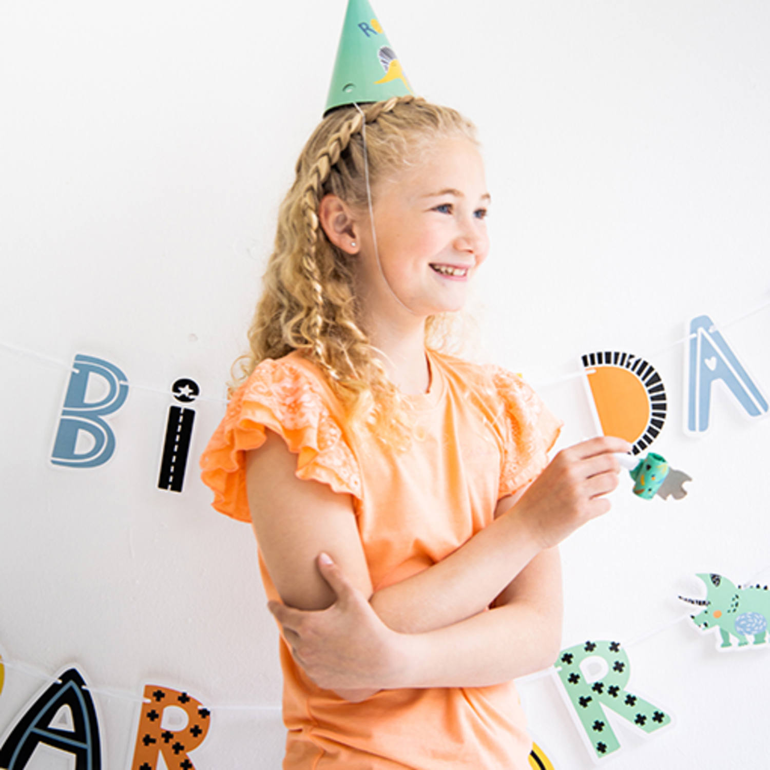 Camisola laranja de manga curta com folhos usada por menina em festa