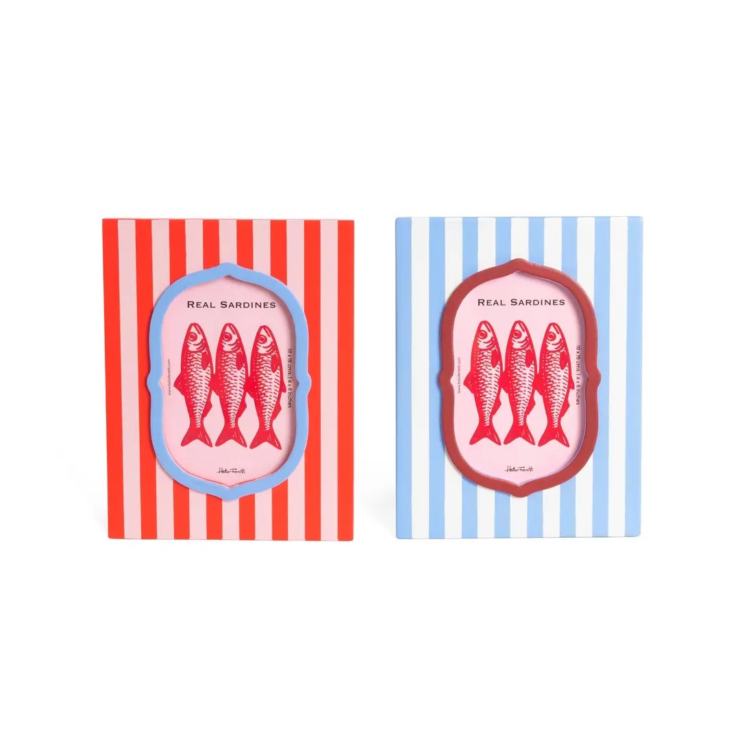 Dois quadros decorativos riscas vermelhas e azuis com ilustrações vermelhas de sardinhas e texto