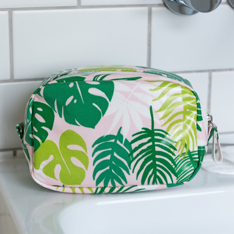 Necessaire com padrão de folhas tropicais verdes e amarelas