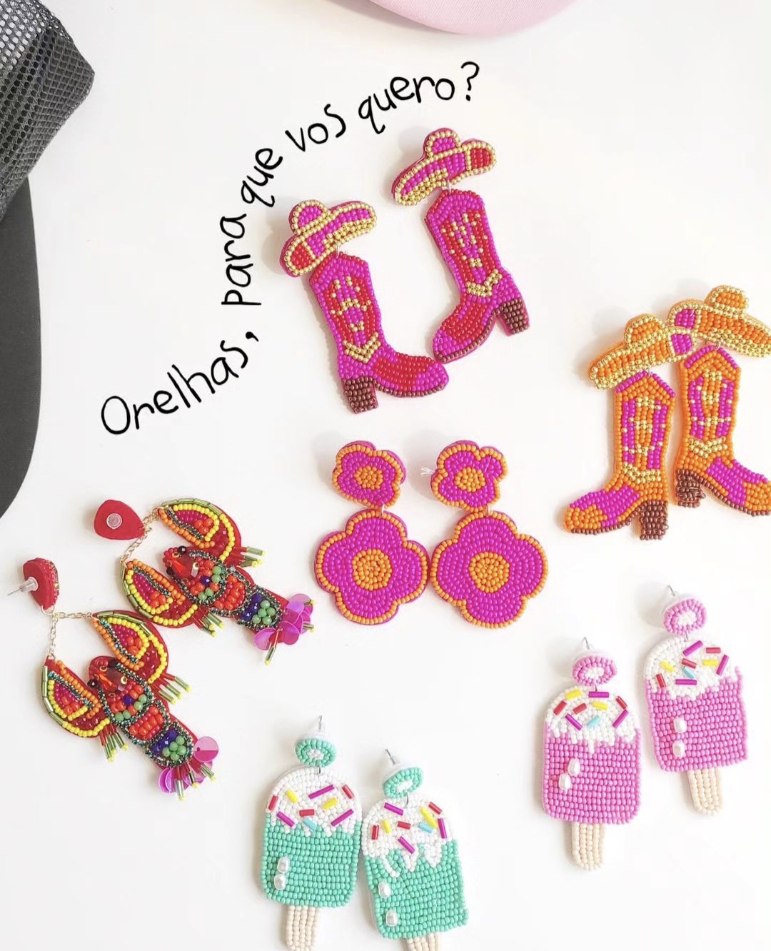 Seis pares de brincos coloridos artesanais sobre fundo branco com texto em círculo.