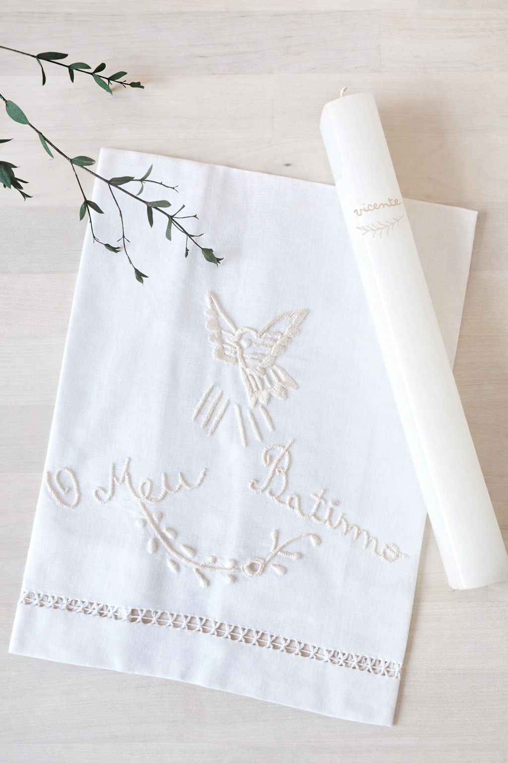 Toalha de batismo branca com bordado e vela branca personalizada com nome