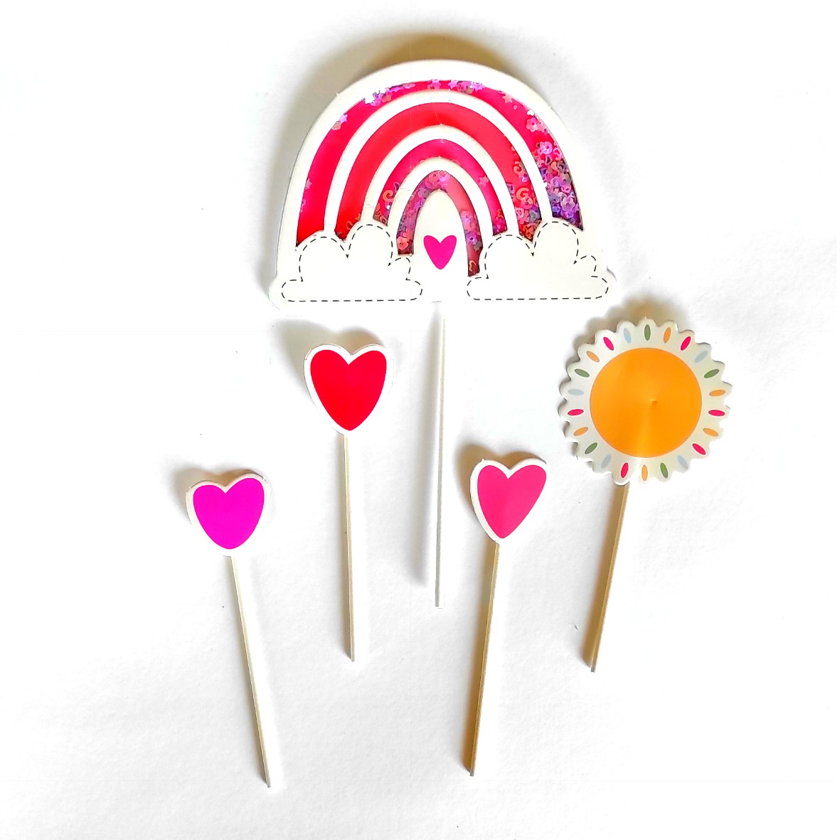 Topper para bolos com arco-íris, sol e corações em cores vivas.