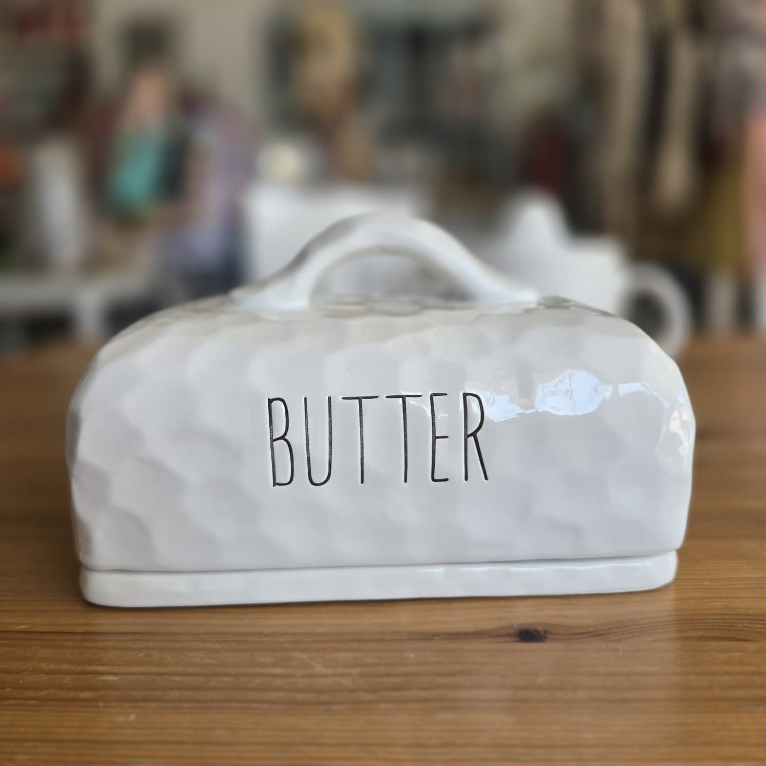 Mantegueira branca em cerâmica com a palavra BUTTER escrita a preto