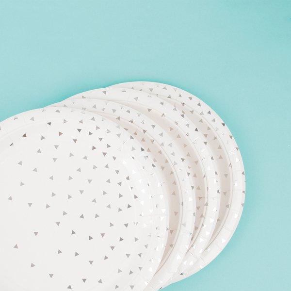 Conjunto de quatro pratos brancos com padrão de triângulos cinza sobre fundo azul-claro