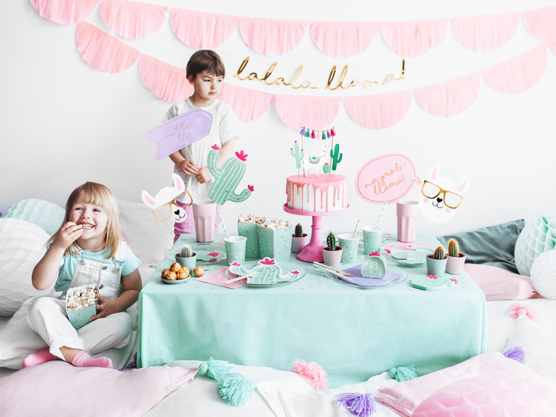 Festa de aniversário infantil com decoração pastel e bolo decorado com cactos