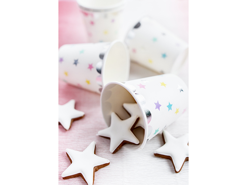 Copos de papel com estrelas coloridas e biscoitos em forma de estrela