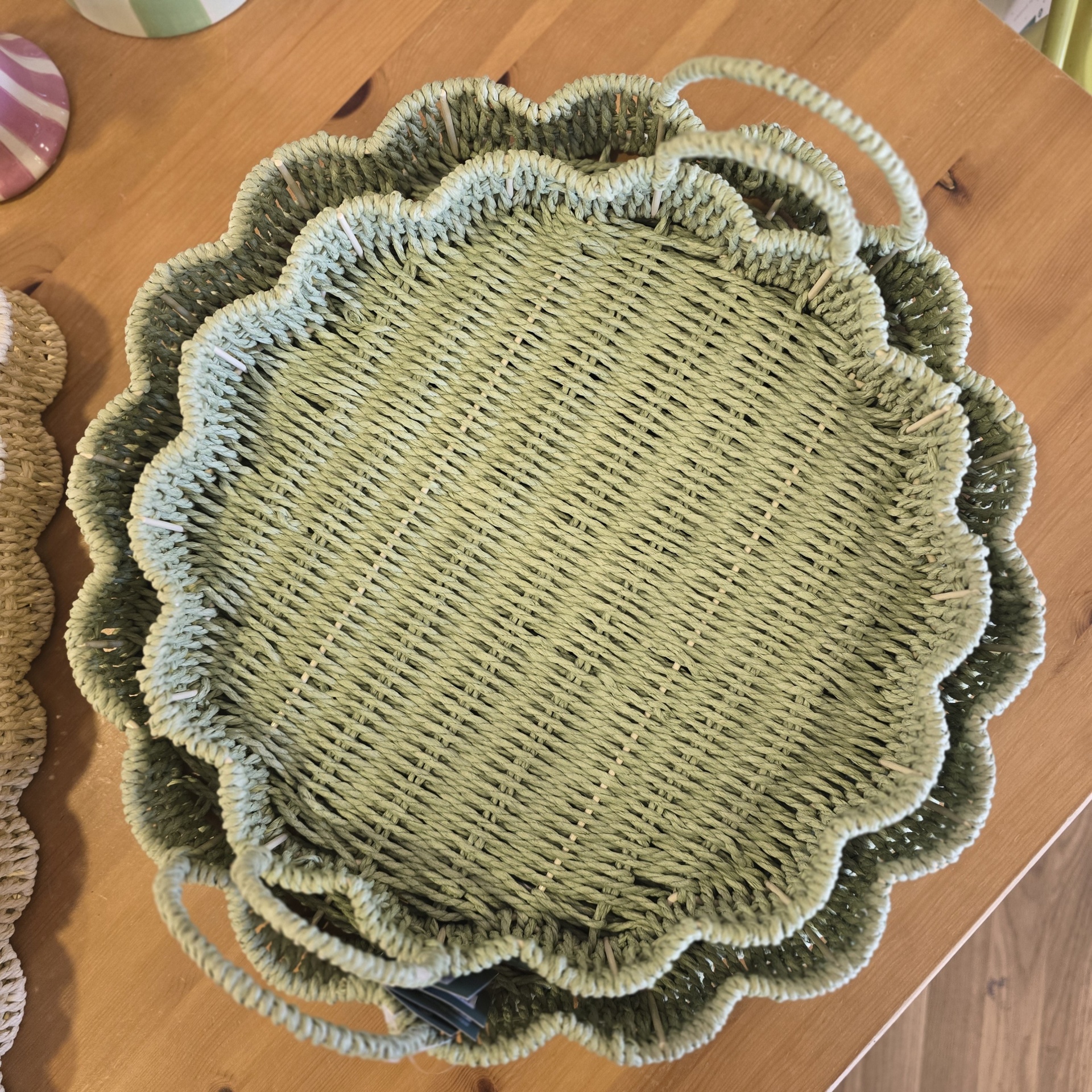 Conjunto de tabuleiros redondos trançados em verde