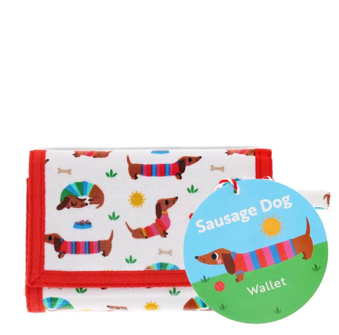 Carteira com padrão de cães salsicha coloridos e etiqueta azul redonda.