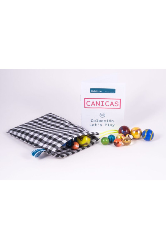 Canicas coloridas em bolsa xadrez e embalagem de papel