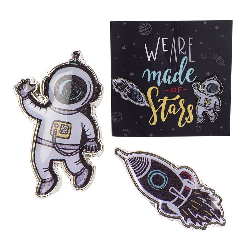 Três elementos em tecido estampado com tema espacial e cartão com texto colorido