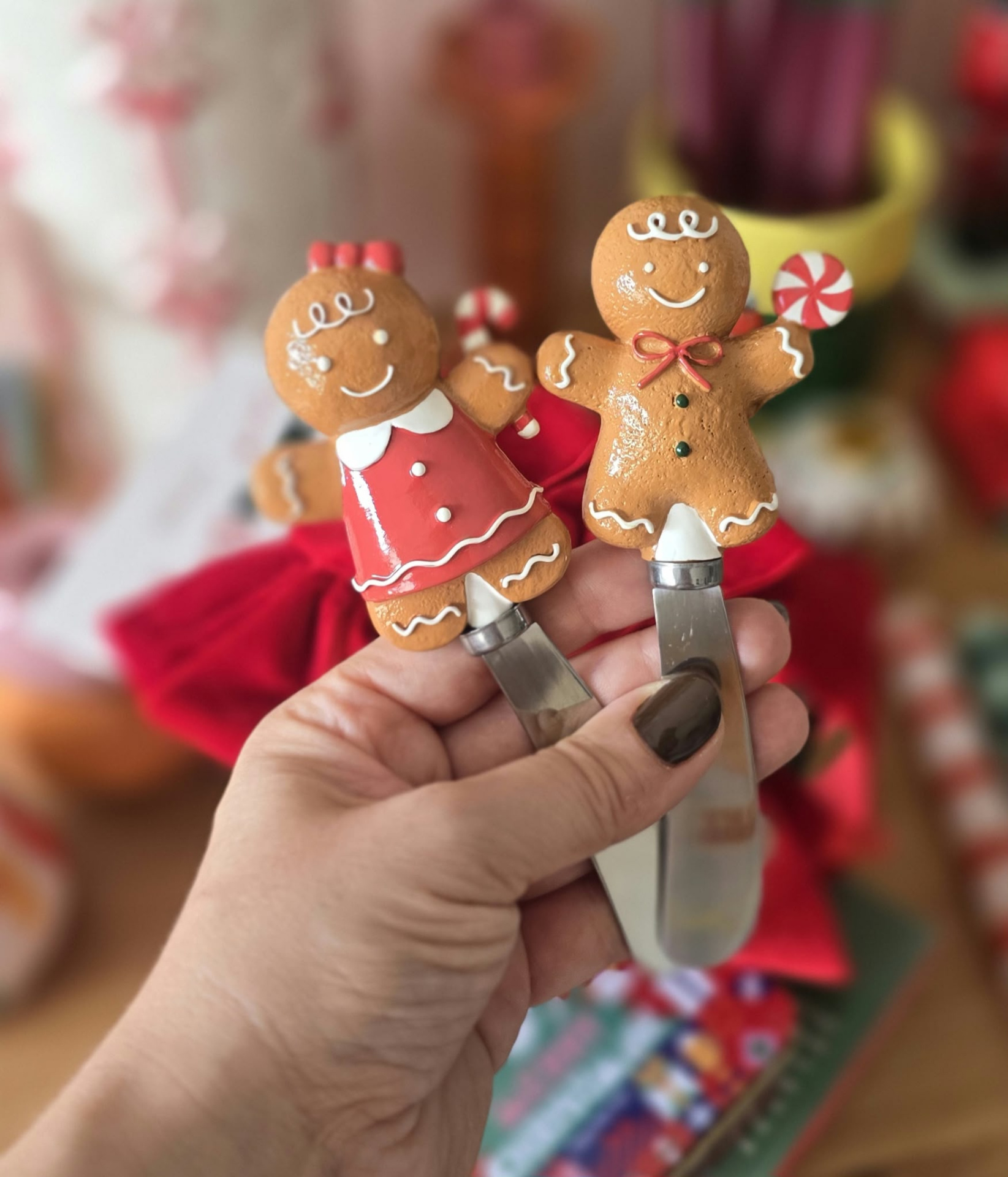 Espátulas com bonecos de gengibre decorativos nas alças.