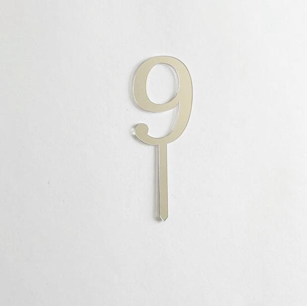 Número 9 prateado espelhado em fundo branco