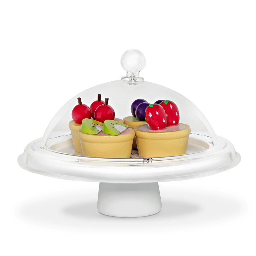 Suporte branco com tampa transparente e bolos decorativos com frutas artificiais