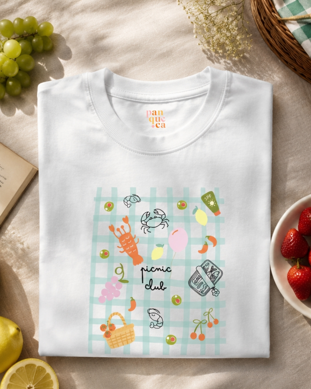 T-shirt branca com estampa de picnic e texto picnic club.