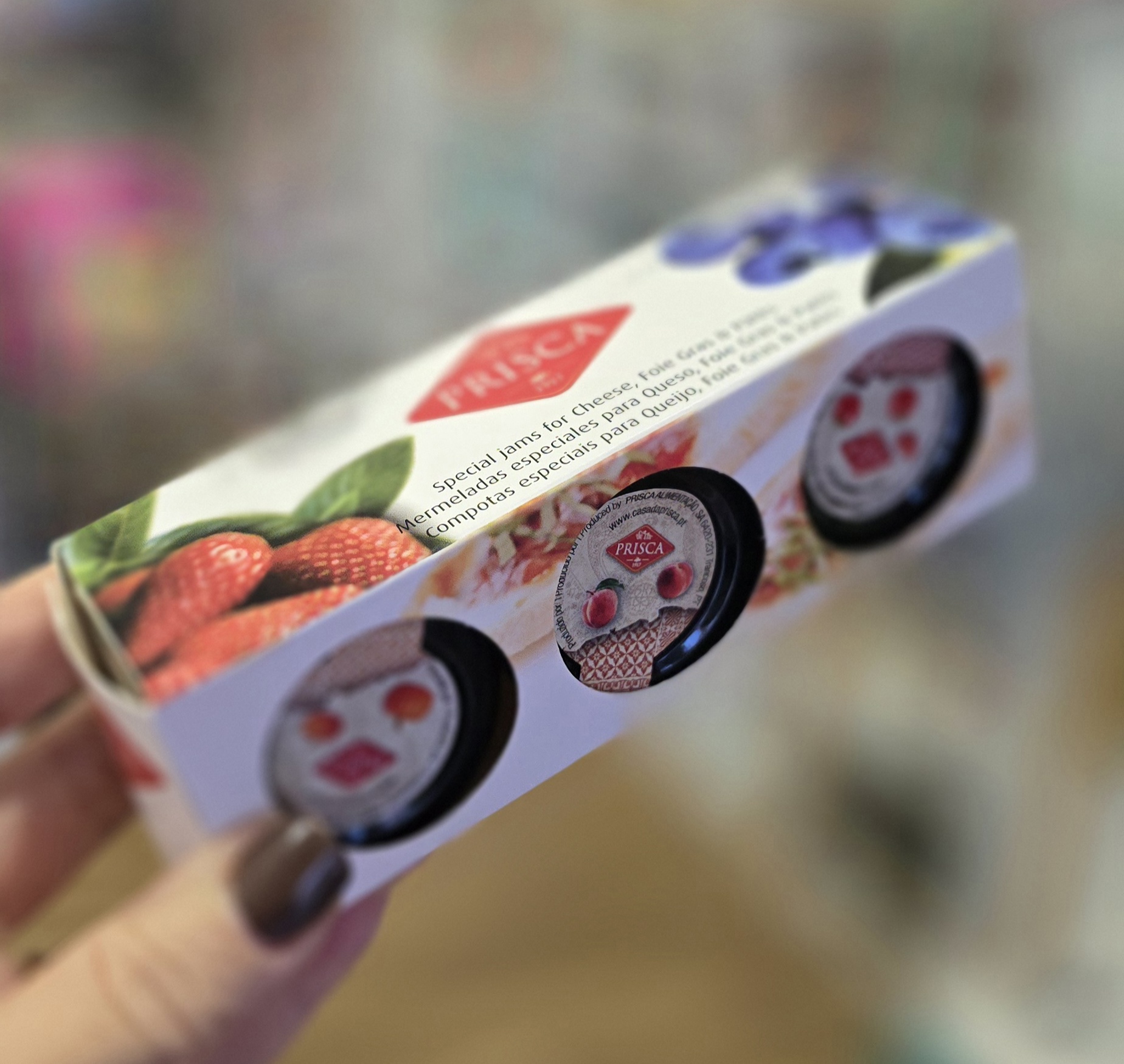 Embalagem branca com imagens de gelados e texto e logótipo TUKCA