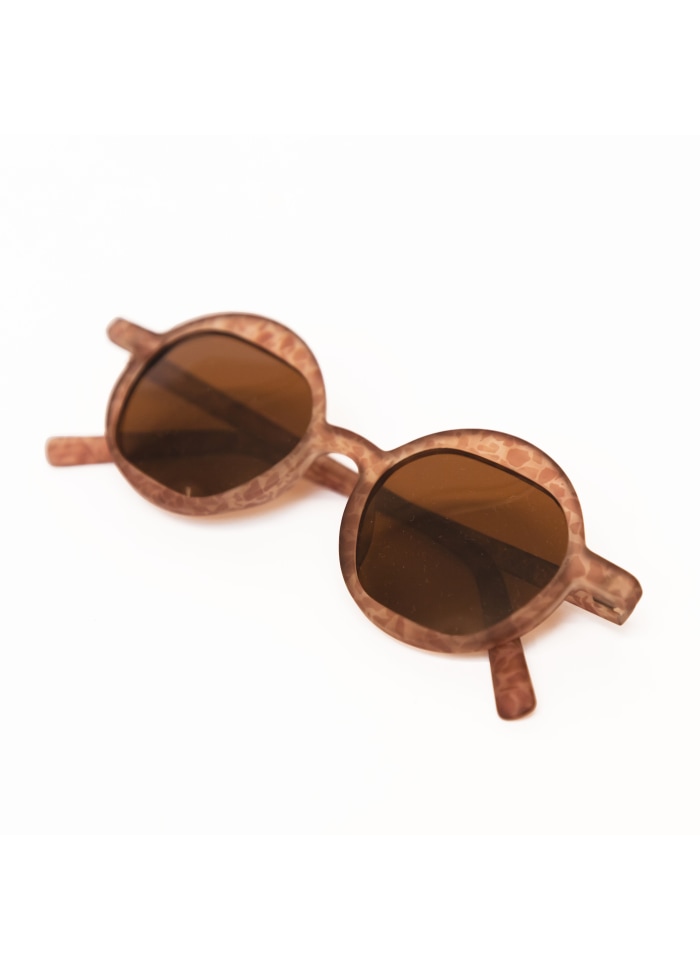 Óculos de sol com armação redonda castanha marmoreada e lentes marrons