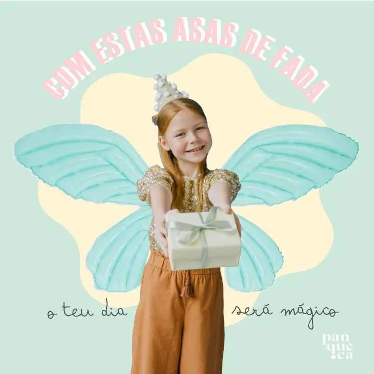 Criança com asas azuis de fada segurando presente