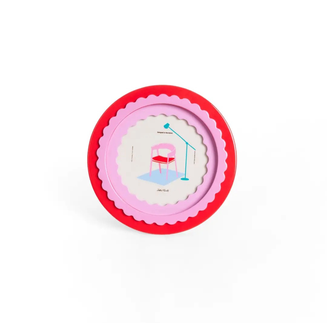 Prato redondo decorativo com imagem de cadeira e luminária