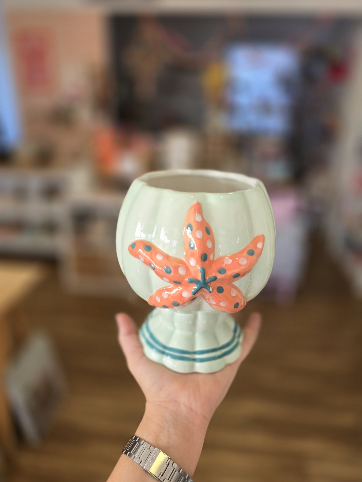 Vaso decorativo branco com estrela-do-mar laranja em cerâmica