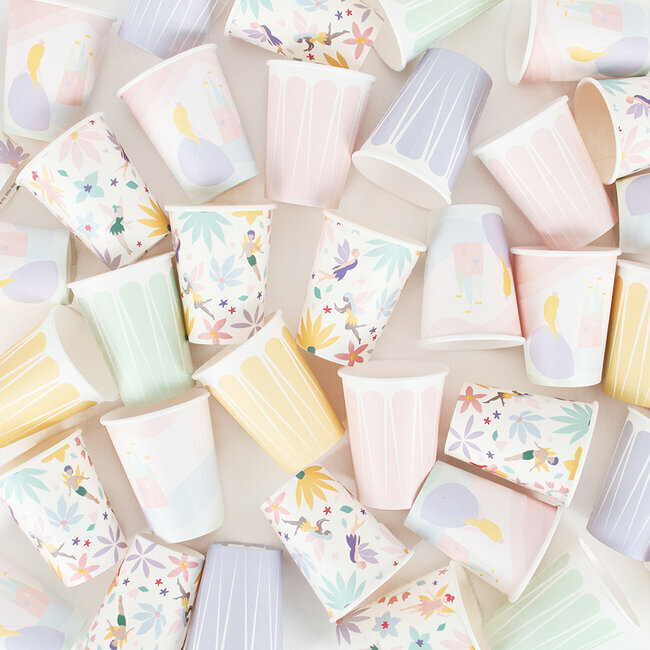 Conjunto de copos descartáveis coloridos com padrões florais e lineares em tons pastel.