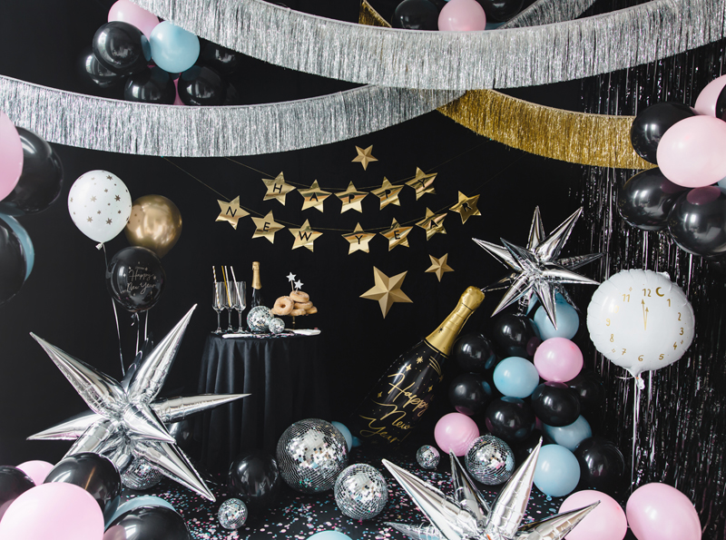 Decoração de festa com balões coloridos e estrelas douradas